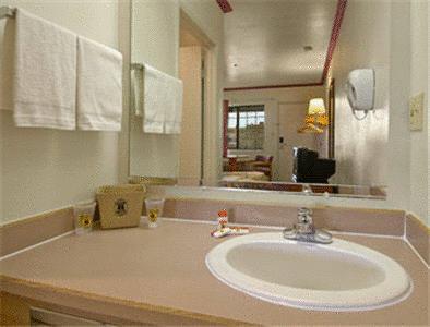 Super 8 Santa Cruz/Beach Boardwalk West Room photo