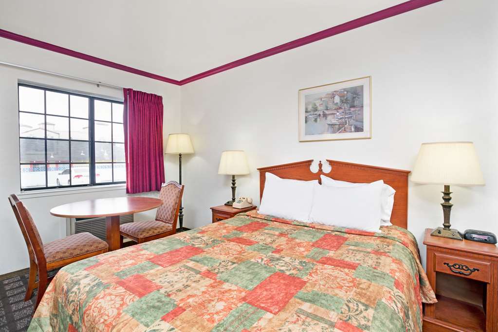 Super 8 Santa Cruz/Beach Boardwalk West Room photo